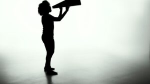 Silhouette d’une personne parlant dans un mégaphone