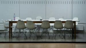 Longue table de réunion entourée de chaises