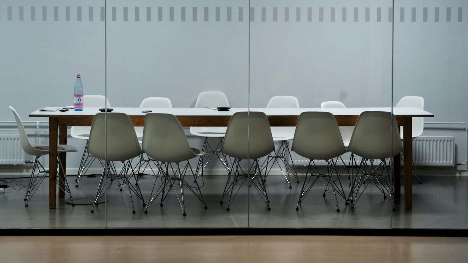 Longue table de réunion entourée de chaises