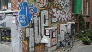 Tags et graffitis sur un mur en briques