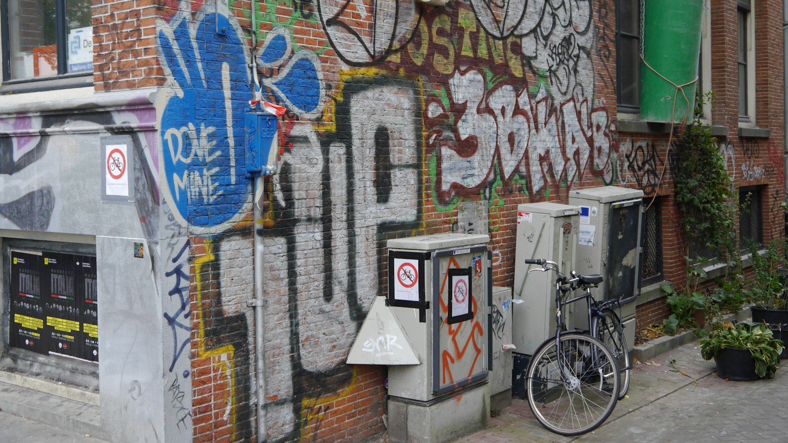 Tags et graffitis sur un mur en briques