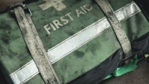 Trousse de premiers secours posée au sol