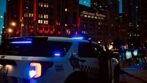 Voiture de police gyrophares allumés en ville la nuit