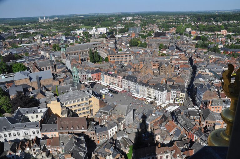 Mobilisation étudiante à Mons : les élèves portent leurs messages et écartent les casseurs – RTBF Actus